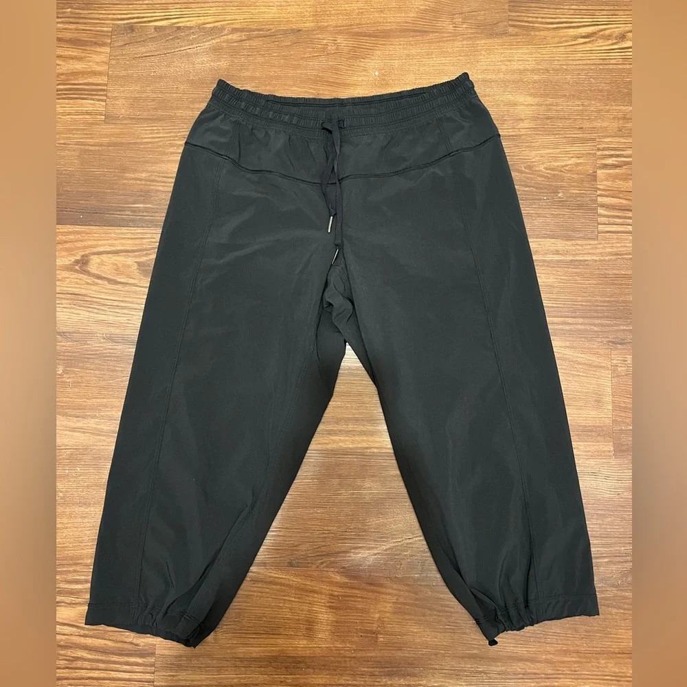 NWOT Lululemon 3/4 Black Pants Size 8